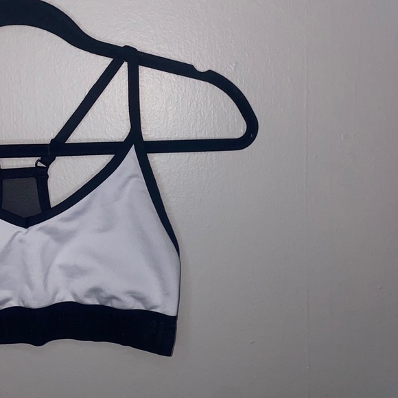 PINK Victoria's Secret Other - 🐆PINK Black and white sports bra!